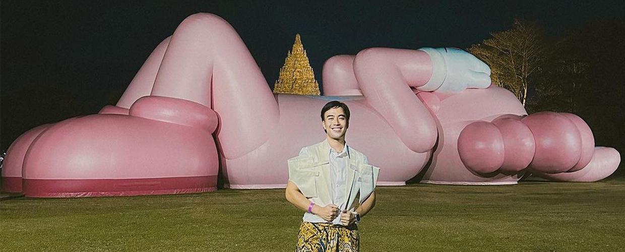 KAWS: HOLIDAY yang Fenomenal Langsung Disambangi Artis