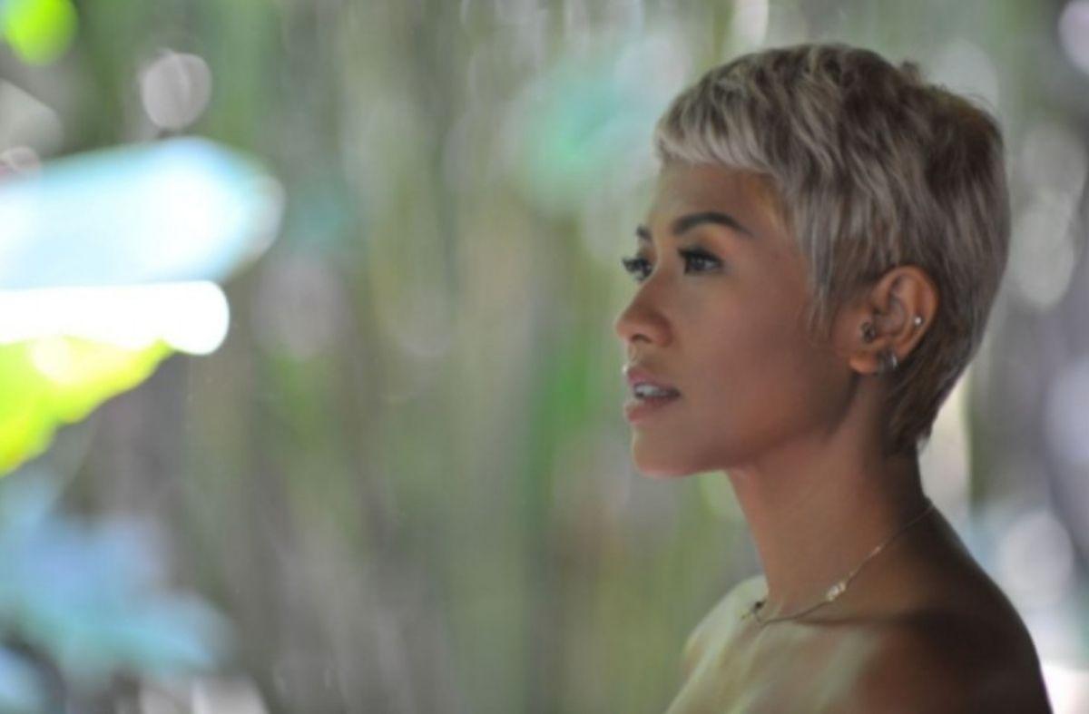 Dira Meneteskan Air Mata Saat Take Vocal “Satu Cinta” Karya Candra Darusman