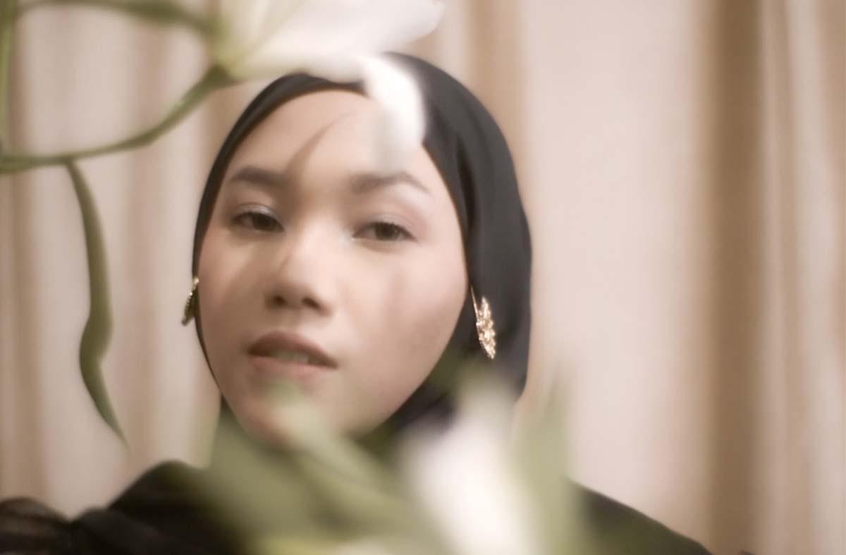 Alya Zurayya Mengambil Sudut Pandang Cinta Pertama yang Berbeda di Single “Alunan Tentangmu”