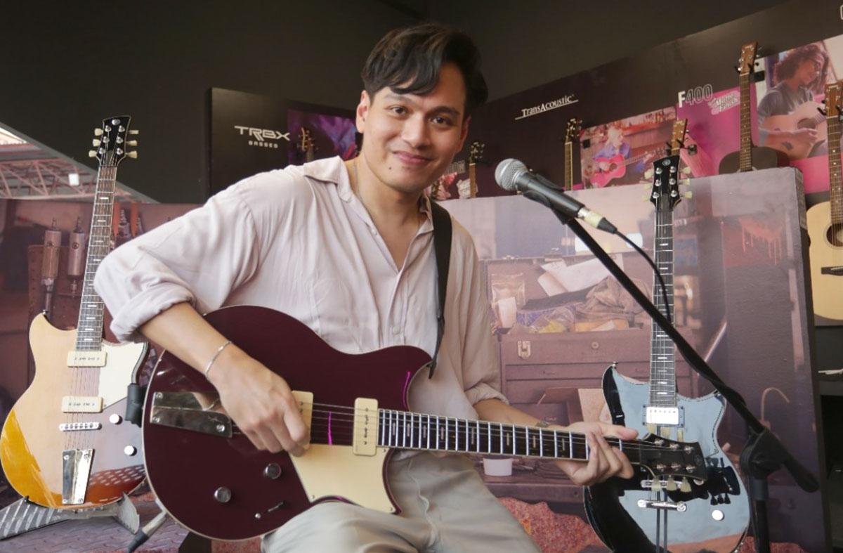 Rendy Pandugo Punya Gitar Bersejarah, Nilainya Fantastis!