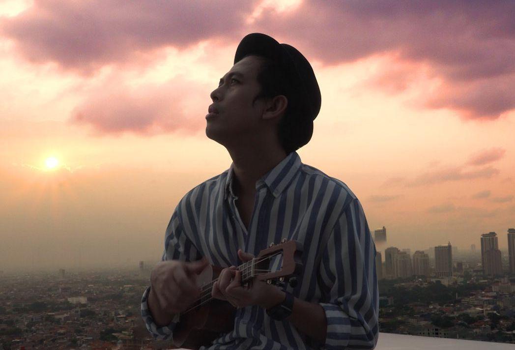 Lirik Lagu "Melukis Senja" yang Dinyanyikan Budi Doremi