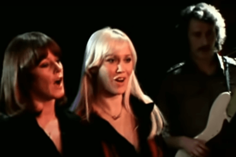 Lirik Lagu "Dancing Queen" yang Dinyanyikan oleh Abba