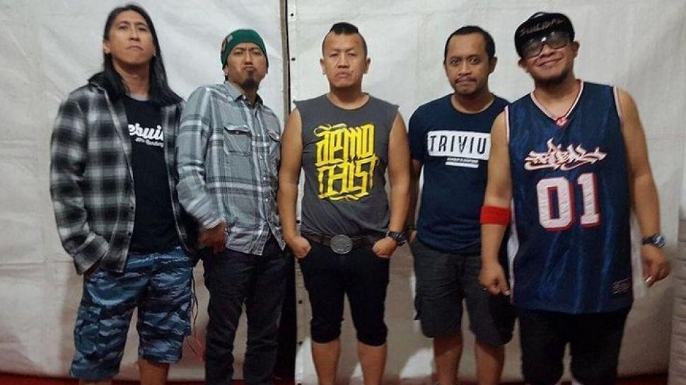 Lirik Lagu "Friendship" yang Dinyanyikan oleh Pas Band Kotak Masuk