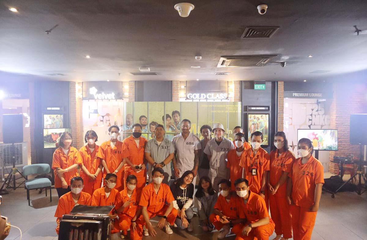 Sambut Film “Miracle in Cell No.7”, Karyawan Bioskop Pakai Baju Tahanan