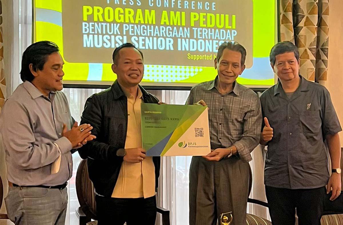 AMI PEDULI Membagikan Polis BPJS Ke Musisi Senior 