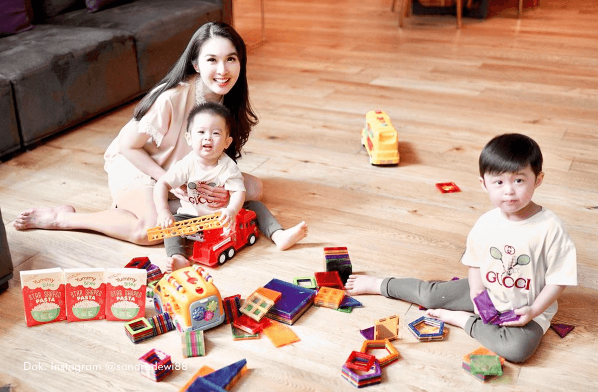 Sandra Dewi Membiasakan Anak-anaknya Membaca Buku Sejak Dini dan Batasi Menonton TV