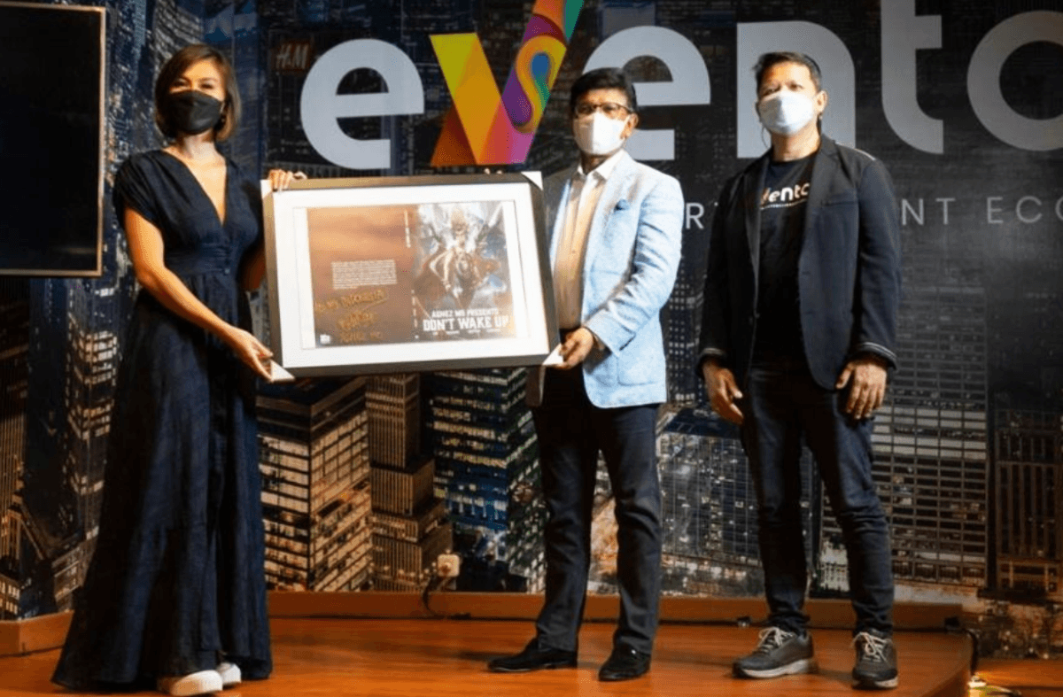 Agnez Mo Serahkan Sampul Novel Grafis Don't Wake Up Kepada Menkominfo