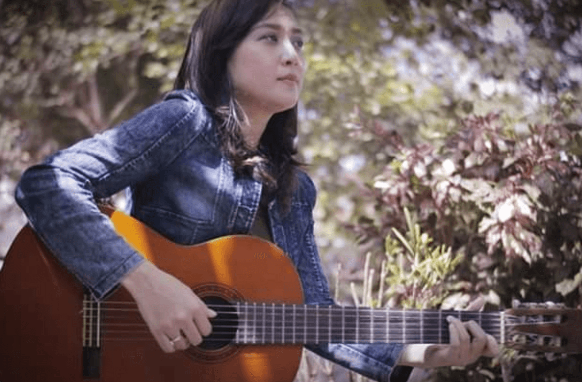Cressentia, Gitaris Fingerstyle Asal Surabaya yang Pernah Tampil di Festival Gitar Internasional