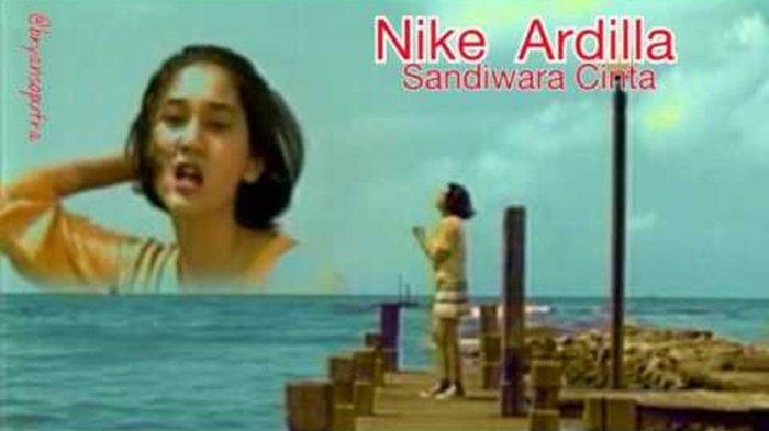Lirik Lagu "Sandiwara Cinta" Nike Ardilla